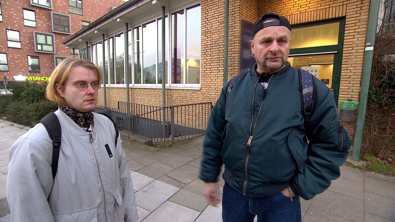 Jessica (40) und ihr Verlobter Olaf (54) stehen wegen Mietschulden vor einer fristlosen Kündigung ihrer Wohnung in Hamburg. Heute haben sie einen Termin in der Wohnungsnotstelle, um Unterstützung zu suchen und ihre Zahlungen nachzuweisen. – Bild: RTLZWEI