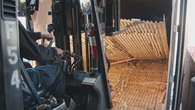 A forklift lifts a false bottom of a truck to have a huge load of methamphetamine and fentanyl. (National Geographic) – Bild: National Geographic /​ National Geographic