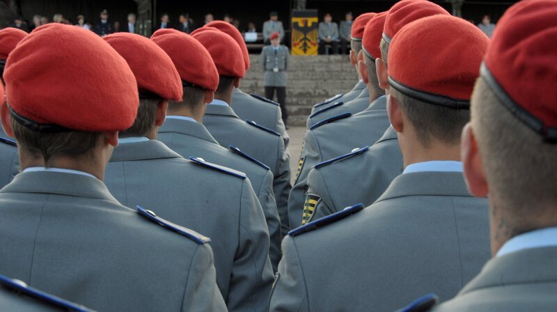 Soldaten der Bundeswehr stehen zum Gelöbnis bereit. – Bild: WDR/​dpa/​Martin Schutt