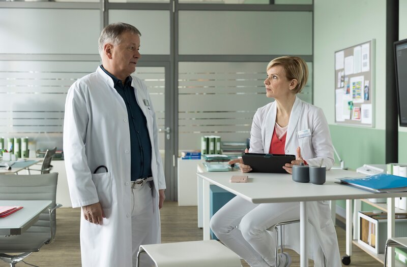 Überraschend taucht Bürgermeisterkandidatin Antonia Meiler (Muriel Baumeister, re.) bei Sarah Marquardt (Alexa Maria Surholt, li.) in der Sachsenklinik auf und bittet diese um Hilfe. – Bild: MDR/​Rudolf Wernicke