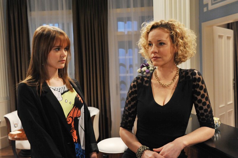 Sabrina (Sarah Elena Timpe, l.); Natascha (Melanie Wiegmann, r.) – Bild: Ann Paur