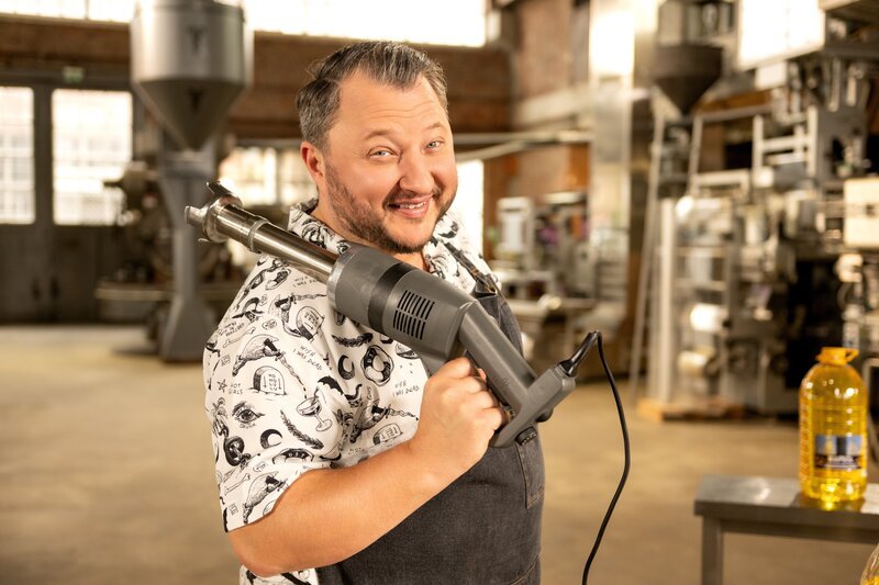 Sebastian Lege deckt auf, dass zu den meisten Burgern keine echte Mayonnaise gereicht wird, sondern eine billige Fett-Creme. – Bild: Lars Döring /​ ZDF