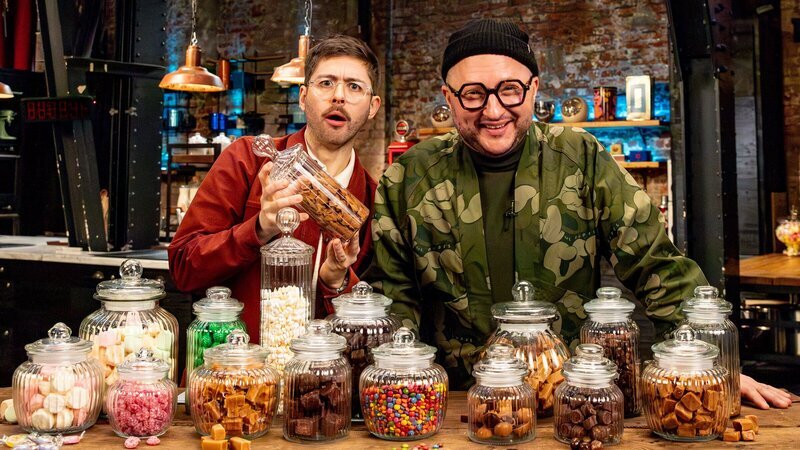Im „besseresser“-Duell stellt sich Produktentwickler Sebastian Lege (r.) der ultimativen Herausforderung: Berühmte Produkte noch besser zu machen. Die Aufgaben stellt „besseresser“-Host Florian Reza (l.). – Bild: ZDF und Claudia Timman