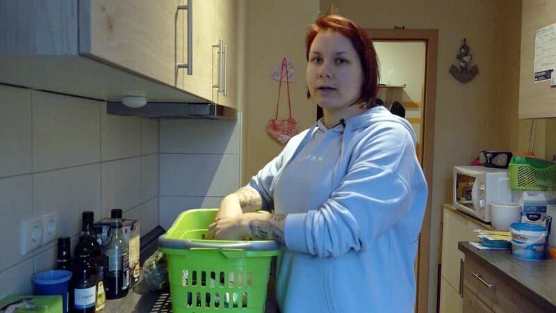 Die 31-jährige Alexandra, genannt Alex, lebt zusammen mit ihren Kindern Mia und Leon in Bitterfeld-Wolfen. – Bild: RTLZWEI