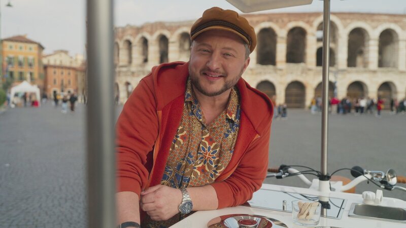 Sebastian Lege deckt in Verona die Tricks von Cremissimo auf. – Bild: ZDF