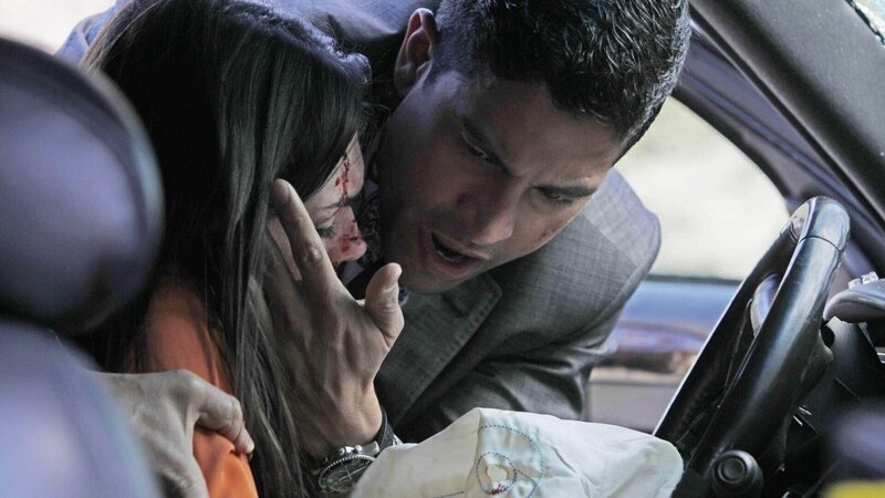 Delko (Adam Rodriguez) kümmert sich um Sam (Taylor Cole), die Vogels Plan mit einem absichtlich verursachten Autounfall durchkreuzt hat und dabei schwer verletzt wurde … – Bild: MG RTL D /​ CBS