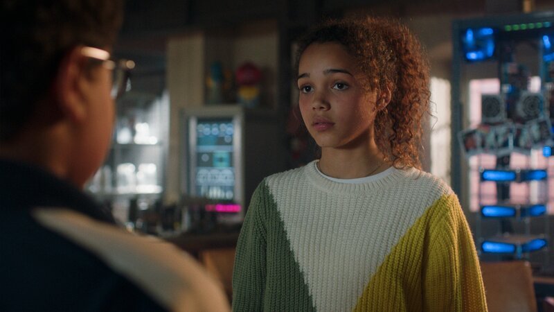 Taara (Josefine Maxima) ist plötzlich unsicher, als Kofi (Mathieu Noël) vor ihr steht. – Bild: NDR/​Letterbox