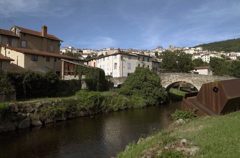 Unweit der schlafenden Vulkane der Auvergne liegt auf einem Felsvorsprung die kleine Stadt Thiers. – Bild: Elephant Doc