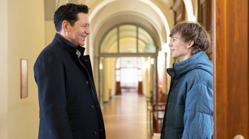 Dr. Ina Schulte (Isabell Gerschke) und Dr. Philipp Brentano (Thomas Koch) haben gerade erfahren, dass Sarah Marquardt und Philipps Frau Arzu mit einer Hochschwangeren im Fahrstuhl stecken geblieben sind. – Bild: MDR/​Saxonia Media/​Rudolf Wernicke