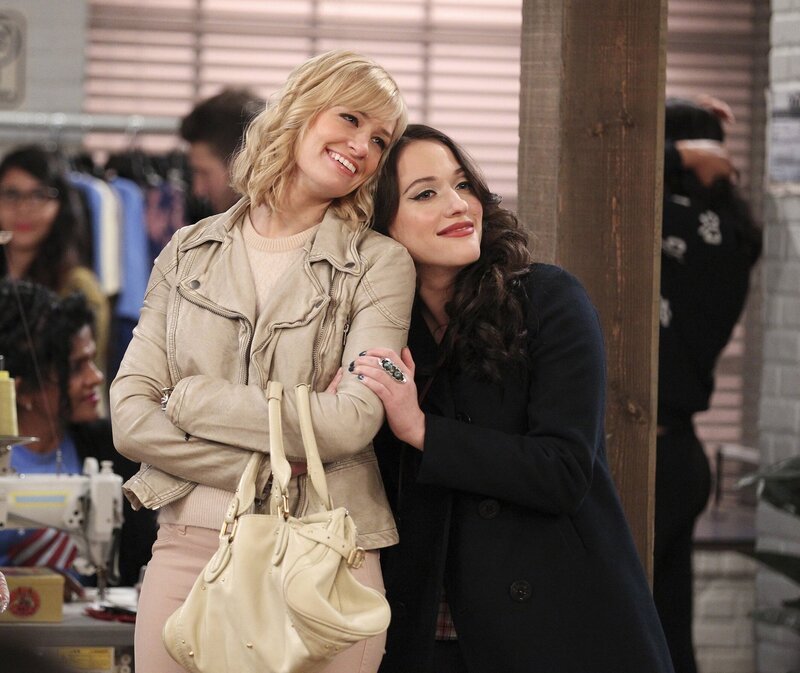 L-R: Caroline (Beth Behrs) Max (Kat Dennings) – Bild: PLURIMEDIA (Warner Bros Entertainment Inc.)