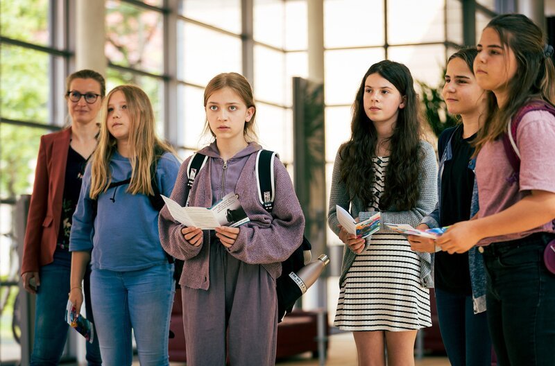 Überraschend taucht Bürgermeisterkandidatin Antonia Meiler (Muriel Baumeister, re.) bei Sarah Marquardt (Alexa Maria Surholt, li.) in der Sachsenklinik auf und bittet diese um Hilfe. – Bild: MDR/​Rudolf Wernicke