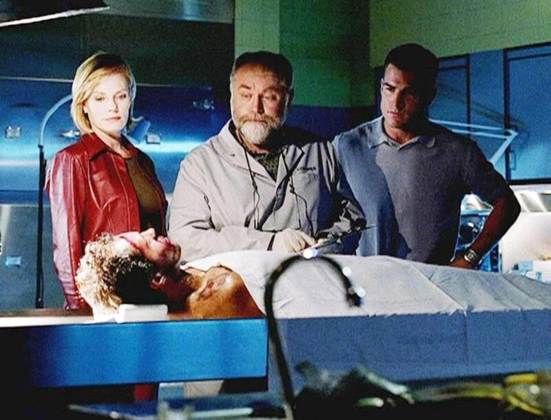 Pathologe Dr. Robbins (Robert David Hall, M.) bestätigt den Verdacht von Catherine (Marg Helgenberger) und Nick (George Eads): Der Taucher wurde ermordet. – Bild: RTL