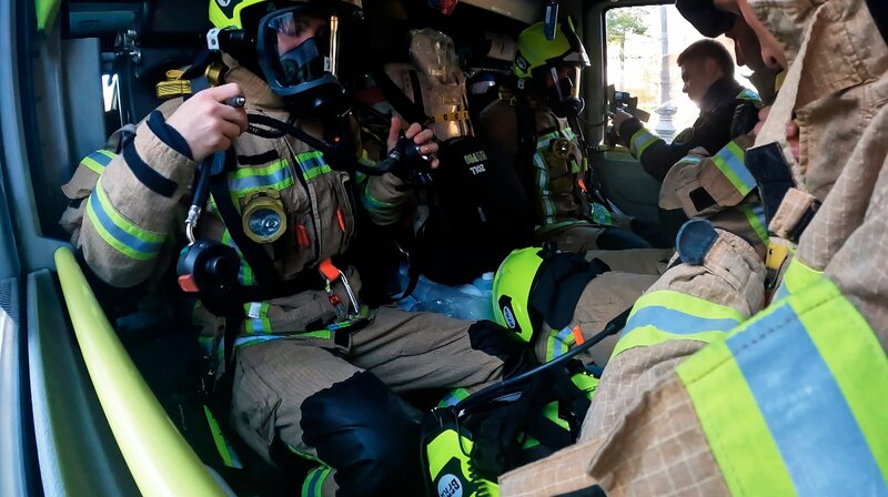 Anwärter der Lehrfeuerwache Suarez beim Aufsetzen der Atemschutzmasken. – Bild: rbb/​Thomas Koppehele /​ rbb Presse & Information