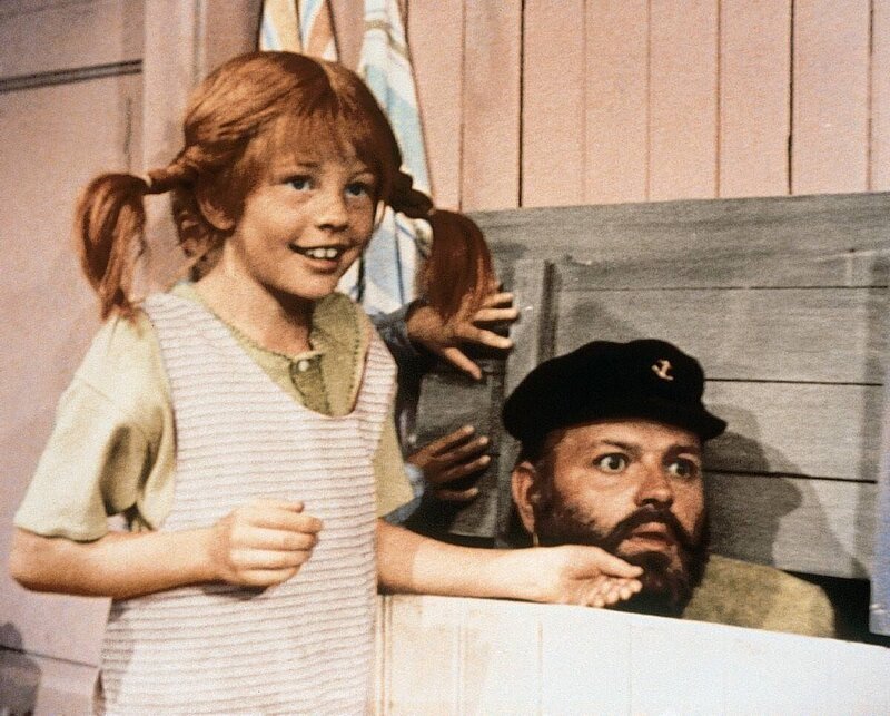 Tante Bruselius hat Efraim Langstrumpf in seiner Kiste doch noch entdeckt und macht nun die Bekanntschaft von Pippis (Inger Nilsson, li.) leibhaftigem Vater (Darstellername unbekannt). – Bild: ZDF – Bilderdienst