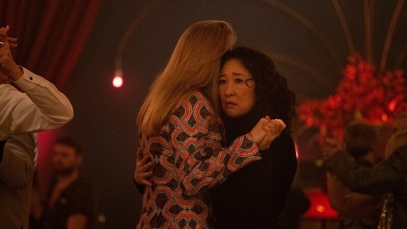 Eve (Sandra Oh, r.) und Villanelle (Jodie Comer, l.) genießen einen gemeinsamen Moment beim Tanztee. Doch der Moment ist nur von kurzer Dauer. – Bild: ZDF