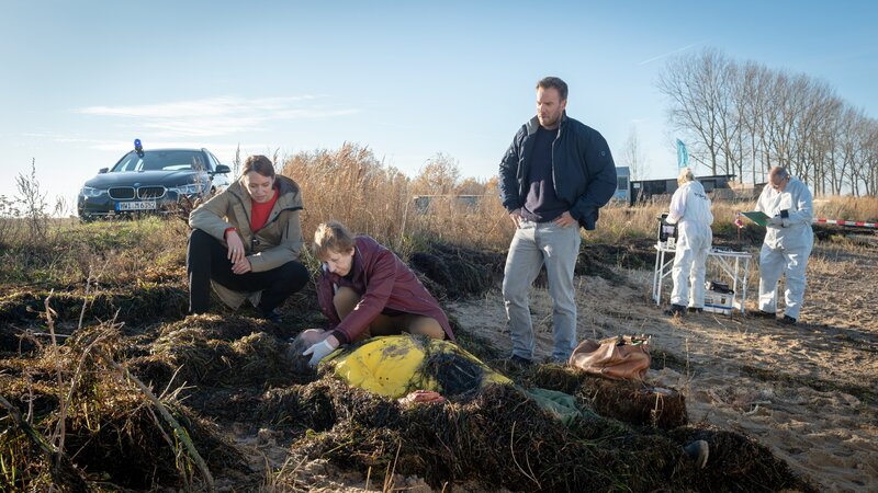 Ein neuer Fall für die Kommissare Joost (Nike Fuhrmann, l.) und Pöhlmann (Dominic Boeer, 2. v.r.). – Bild: ZDF und Marc Meyerbröker