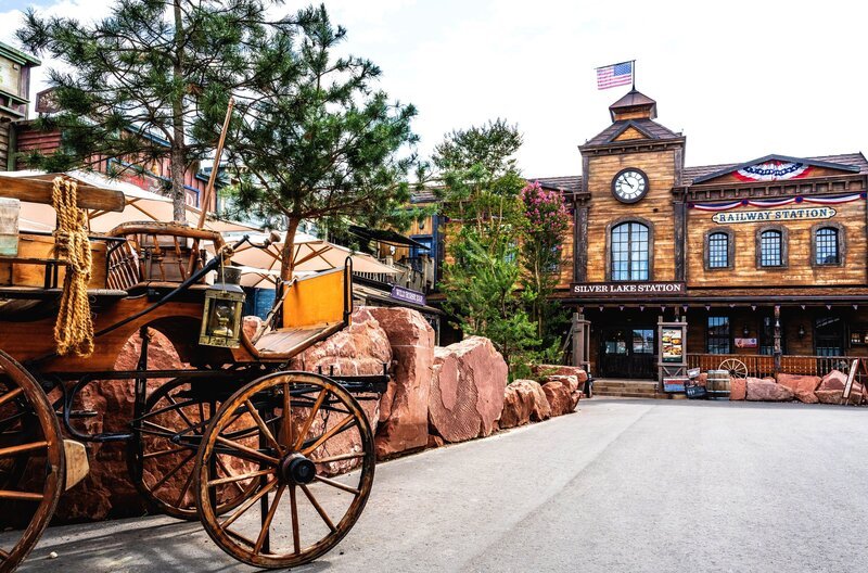 Neue Attraktion im Europapark: „Silver Lake City“ wirkt wie eine echte Western-Stadt. – Bild: SWR/​Michael Rosenstiel