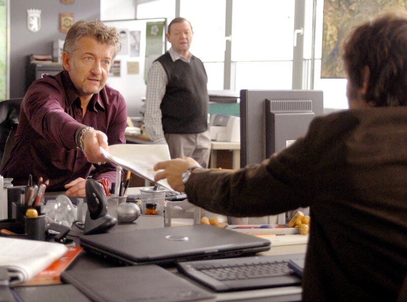 Richard Merten wird in seiner Berliner Wohnung ermordet aufgefunden. Ritter (Dominic Raacke), Weber (Ernst Georg Schwill) und Stark (Boris Aljinovic) ermitteln; Mertens Tochter Paula möchte ihren Vater im Dorf ihrer Kindheit begraben. – Bild: RBB/​Julia Terjung