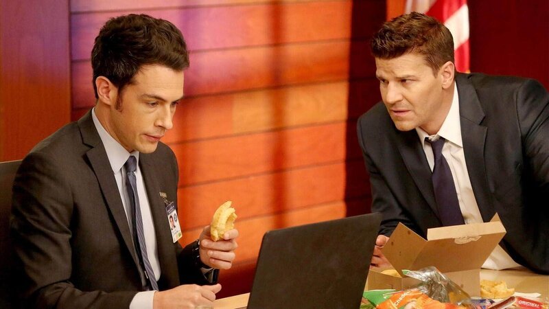 Aubrey (John Boyd, l.) und Booth (David Boreanaz) ermitteln im Mordfall der Hellseherin Justine Simmons, deren verwesten Überreste in einem Baumstamm gefunden wurden. – Bild: TVNOW /​ FOX