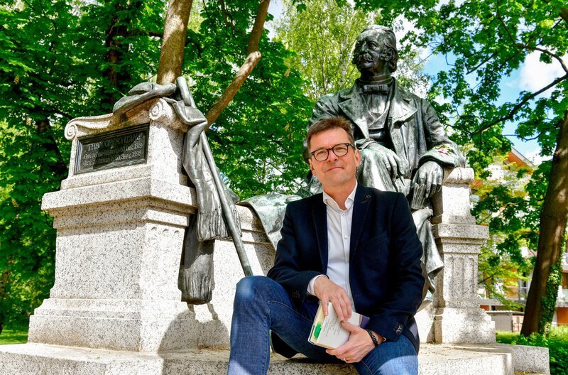 RUNDFUNK BERLIN-BRANDENBURG DER TAG in Berlin & Brandenburg – Christian Matthée „DER TAG in Berlin & Brandenburg“ ist die neue Sendung zum Feierabend im rbb Fernsehen. Ab 15. Januar 2024 blickt „DER TAG“ immer ab 18:00 Uhr live auf das aktuelle Geschehen in der Region. – Moderator Christian Matthée © rbb/​Oliver Ziebe, honorarfrei – Verwendung gemäß der AGB im engen inhaltlichen, redaktionellen Zusammenhang mit genannter rbb-Sendung und bei Nennung „Bild: rbb/​Oliver Ziebe“ (S2+). rbb Presse & Information, Masurenallee 8⁠–⁠14, 14057 Berlin, Tel: 030/​97 99 3⁠–⁠12118 oder -12116, pressefoto@rbb-online.de – Bild: rbb/​Oliver Ziebe /​ rbb Presse & Information