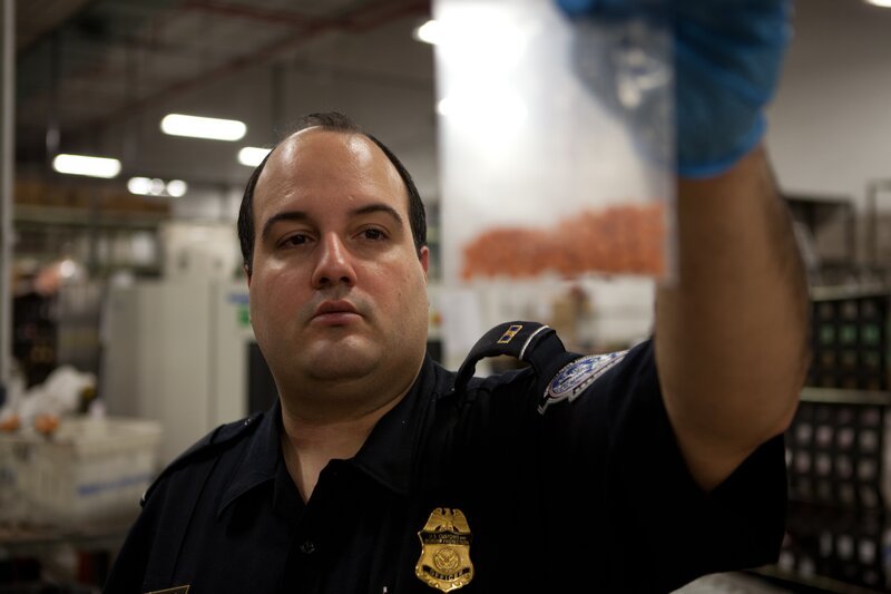 Customs and Border Protection officer Antonio Condello investigates suspicious products in the airport mailroom. – Bild: National Geographic Television