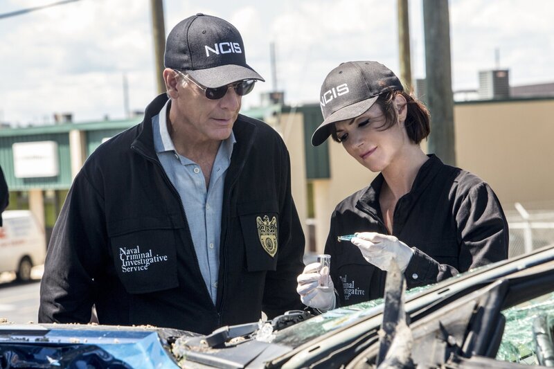 Im Prozess gegen den internationalen Waffenhändler, Hugo Garza, soll dessen ehemaliger Buchhalter Don Lambert aussagen. Nur Minuten vor seinem Auftritt vor Gericht wird Don Lambert mitsamt seinem Wagen in die Luft gesprengt. Pride (Scott Bakula, l.) und Brody (Zoe McLellan, r.) ermitteln … – Bild: CBS Broadcasting, Inc. /​ Skip Bolen
