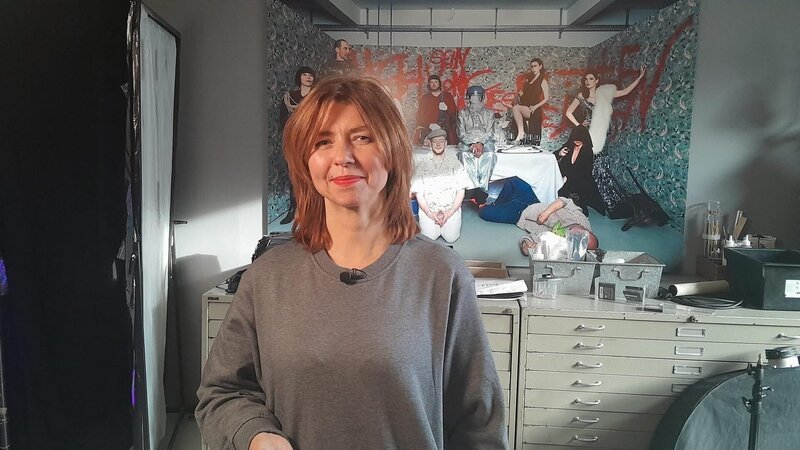 Klaudia Taday ist eine erfolgreiche People-Fotografin und Foto-Künstlerin, die nichts so sehr liebt, wie den perfekten Moment hinter ihrem Objektiv einzufangen. – Bild: RTL /​ Filet Film /​ Kunst-Besessen