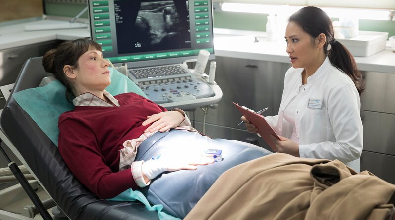 Dr. Ina Schulte (Isabell Gerschke) und Dr. Philipp Brentano (Thomas Koch) haben gerade erfahren, dass Sarah Marquardt und Philipps Frau Arzu mit einer Hochschwangeren im Fahrstuhl stecken geblieben sind. – Bild: MDR/​Saxonia Media/​Rudolf Wernicke