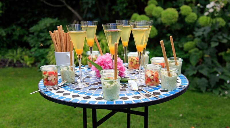 Seid willkommen: Als Begrüßungssnack serviert Marcus Wassermelonensalat und Forellenmousse, zum Anstoßen Sekt mit Weinbergpfirsich. – Bild: SWR/​megaherz