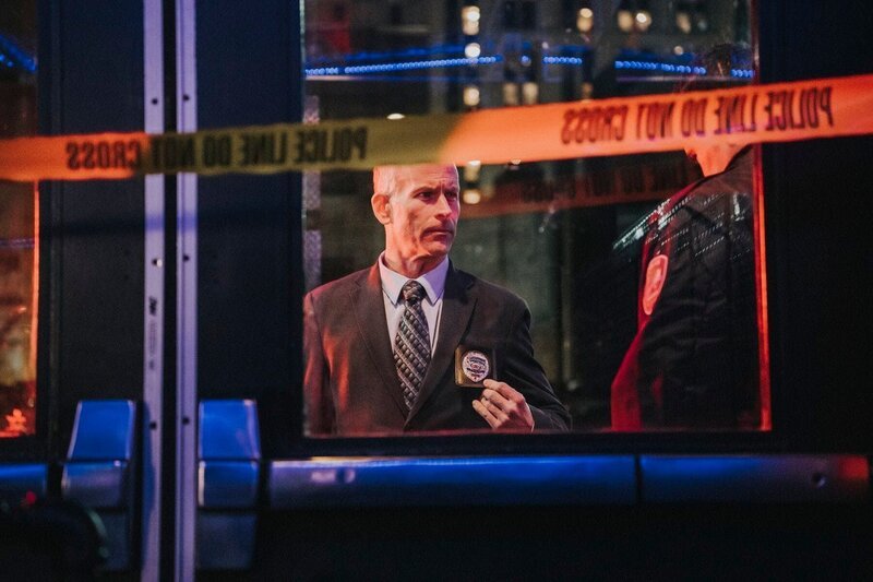 Nachgestellte Szene des Ermittler Neil Rabas (unbekannter Darsteller) im Club. – Bild: RTL /​ Saloon Media