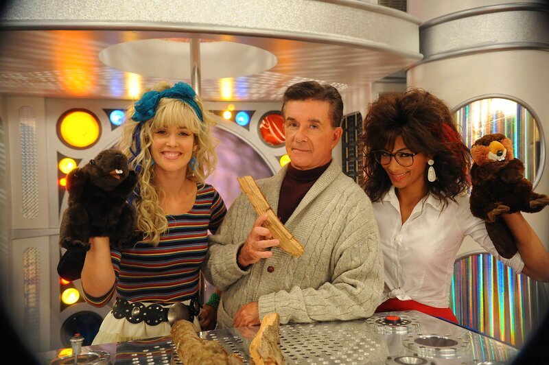 Rückblick in die Vergangenheit von Robin: Robin (Cobie Smulders, l.), Jessica (Nicole Scherzinger, r.) und Alan Thicke (Alan Thicke, M.) … – Bild: 20th Century Fox International Television Rückblick in die Vergangenheit von Robin: Robin (Cobie Smulders, l.), Jessica (Nicole Scherzinger, r.) und Alan Thicke (Alan Thicke, M.) … – Bild: 20th Century Fox International Television