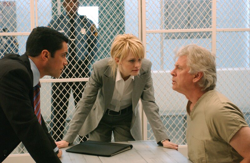 Der Serienmörder Roy Anthony (Barry Bostwick, r.) soll nach 25 Jahren Haft wegen guter Führung entlassen werden. Det. Lilly Rush (Kathryn Morris, M.) und Det. Scott Valens (Danny Pino, l.) wollen dies verhindern … – Bild: Sat.1 Gold