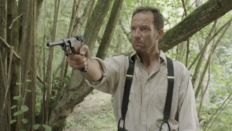 Zwei der Täter werden bald nach der Tat verhaftet, der dritte, Harry Roberts, taucht im Wald bei Bishop’s Stortford unter. – Bild: Edward Cotterill /​ ZDF