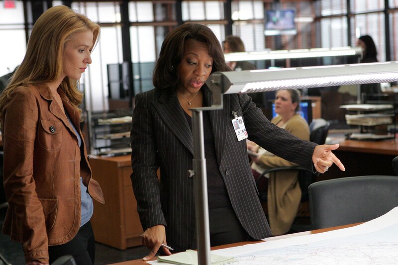 Auf der Suche nach der verschwundenen 15-jährigen Eisläuferin Kelly findet das Team heraus, dass sie ein Problem mit Doping hat, um den unrealistischen Erwartungen an sie gerecht zu werden. – Bild: Unter Druck /​ Warner Bros. Entertainment, Inc.