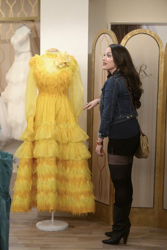 Max (Kat Dennings) mag ihren Augen nicht trauen, als sie sieht, welches Kleid sie als Brutjungfer anziehen soll … – Bild: PLURIMEDIA (Warner Bros Entertainment Inc.)