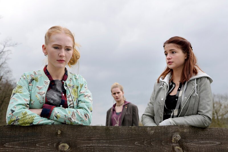 Die Stimmung ist angespannt, Lauri will aus der Band „Pink Slip“ aussteigen. V.l.n.r. Lauri (Gina Alice Stiebitz), Sabrina (Helena Siegmund – Schultze), Clara Hofer (Lisa-Marie Koroll) – Bild: MDR/​ARD/​Christian Lüdeke