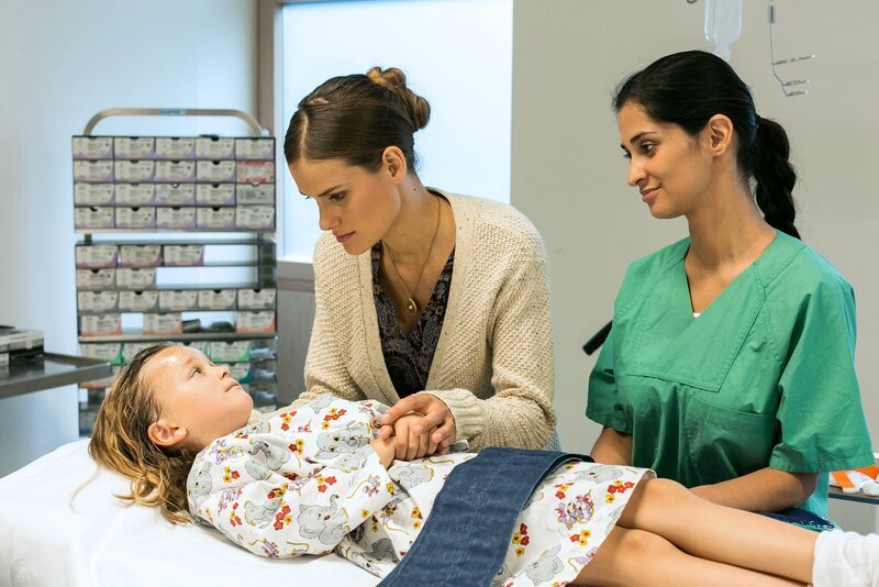 Rosalie muss notoperiert werden, sie hat einen lebensbedrohlicher Abszess im Rachen. V.l.n.r. Rosalie Kleist (Helena Ansorg), Lisa Kleist (Marie Seiser), Op-Schwester (Rabeah Rahimi). – Bild: WDR/​ARD/​Kai Schulz