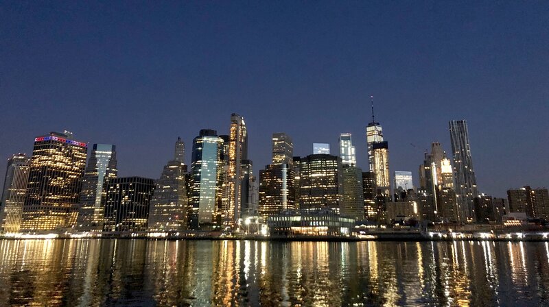 Einige der größten Städte weltweit sind nah am Wasser gebaut. New York zählt zu den 20 am meisten durch den ansteigenden Meeresspiegel gefährdeten Städten weltweit. – Bild: phoenix/​ZDF/​Jan Prillwitz