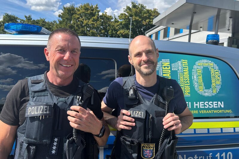 Die Polizeihauptkommissare Klaus Preis (l.) und Daniel Wenzke, Polizeipräsidium Südost-Hessen. – Bild: RTL /​ BurdaStudios