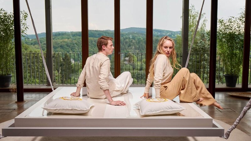 Ulrika (Katharina Heyer) will Kevin (Vincent Krüger) los werden. – Bild: TVNOW /​ Frank Dicks