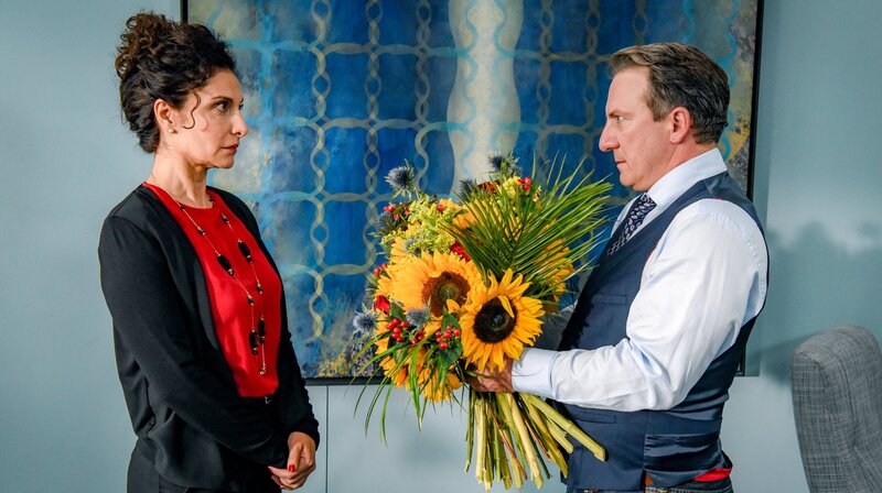 Tilia Konstantin (Proschat Madani), Otto Czerny-Hohenburg (Robert Palfrader). – Bild: WDR/​ORF