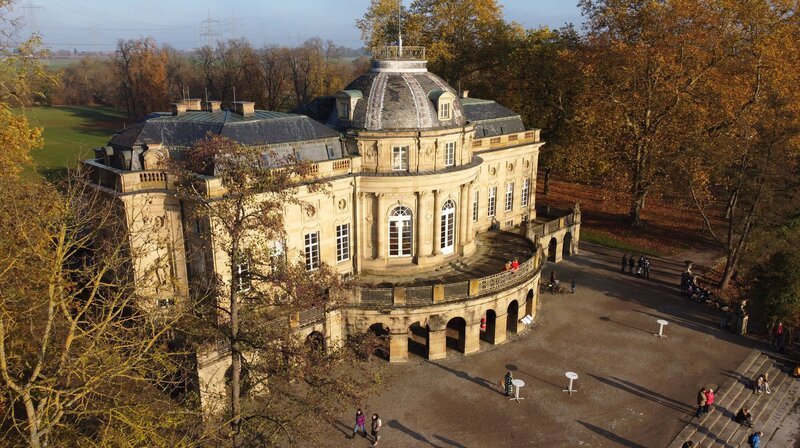 Das Seeschloss Monrepos und der umliegende Park sind im Herbst besonders bezaubernd – ein echter Geheimtipp. – Bild: SWR