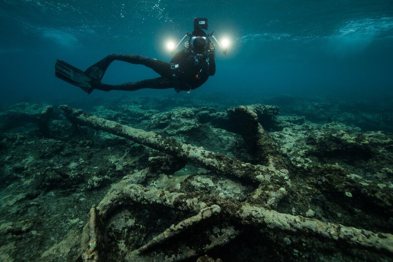 Florian Huber hat die Wrackstelle in der Brandungszone vor der Insel Mauritius wiedergefunden und dokumentiert Kanonen und Anker. Das Schiff war 1744 gesunken und im weltberühmten Liebesroman „Paul et Virginie“ von Bernardin de Saint-Pierre verewigt. – Bild: ZDF und Florian Huber