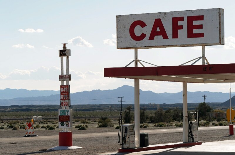 Seit den 1950er Jahren wurden an Kaliforniens Straßen Motels, Tankstellen und Diner im Googie-Stil erbaut. – Bild: Elephant Doc