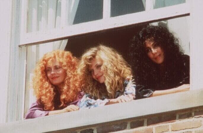 Der schwerreiche Junggeselle Daryl hat ein leichtes Spiel mit den Provinzschönen von Eastwick: Die Freundinnen Alex (Cher, r.), Jane (Susan Sarandon, l.) und Sukie (Michelle Pfeiffer, M.) verfallen der Reihe nach seinem teuflischen Charme … – Bild: Warner Bros