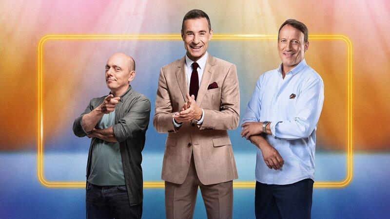v.l.: Teamkapitän Bernhard Hoëcker, Moderator Kai Pflaume und der neue Teamkapitän Wotan Wilke Möring. – Bild: ARD /​ ORF /​ Thomas Leidig /​ Marc Rehbeck /​ Morris Mac Matzen /​ Artwork BDA