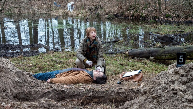 Der Hundezüchter Daniel Kahlke (Mirko Krecar) wird tot im Wald aufgefunden. Rechtsmedizinerin Helene Sturbeck (Katharina Blaschke) untersucht den Mann: Offenbar ist er brutal erschossen worden. Zudem sieht es so aus, als hat der Täter ihn vergraben wollen, dann aber aufgehört. Wer hat den Täter unterbrochen? Gibt es etwa einen Zeugen? – Bild: ZDF und Marc Meyerbröker