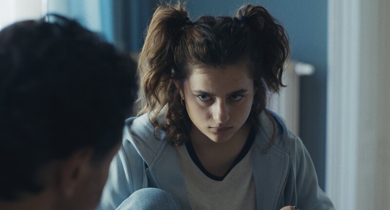 Senna (Amira Demirkiran) versteht ihren Vater Ilyas (Serkan Kaya) nicht mehr. – Bild: ZDF und Erik Molberg Hansen Senna (Amira Demirkiran) versteht ihren Vater Ilyas (Serkan Kaya) nicht mehr. – Bild: ZDF und Erik Molberg Hansen