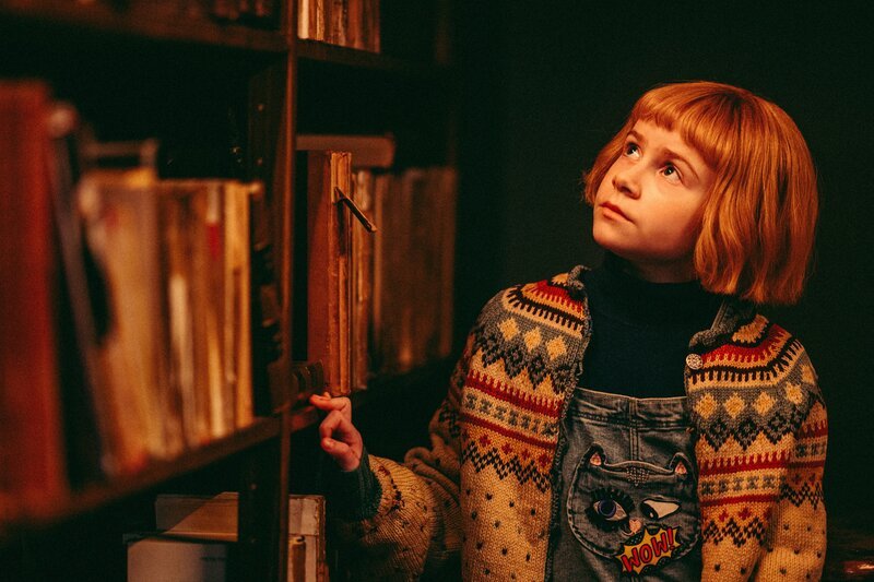 Nelly (Matilda Gross) fürchtet keine Monster. In der Villa ihres Onkels entdeckt sie ein Geheimnis. – Bild: NDR/​Gabriel Mkrttchian