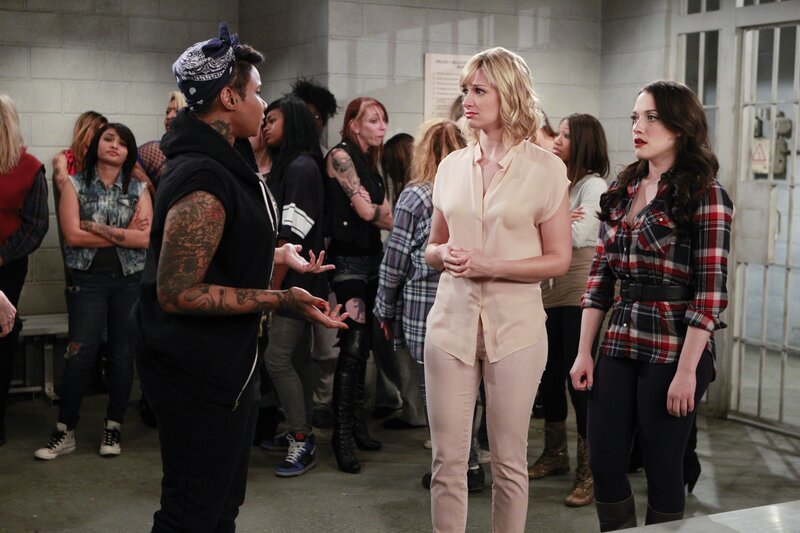 Caroline (Beth Behrs, m.), Max (Kat Dennings, r.) – Bild: Turner /​ Warner Bros. Entertainment Inc.